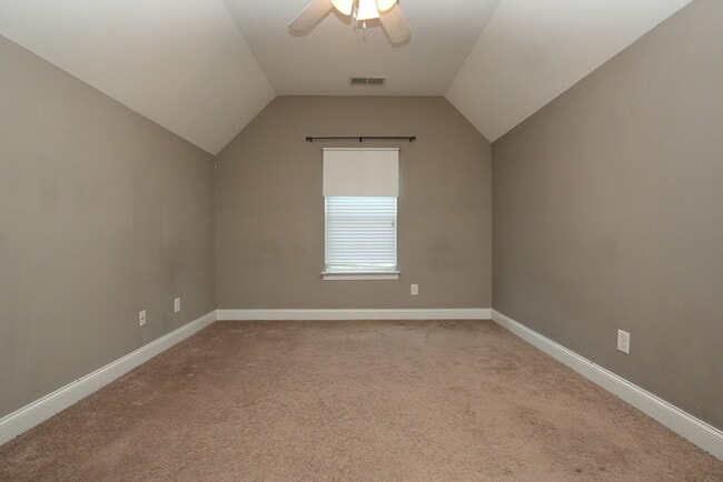 Building Photo - Charming 3-Bed, 3.5-Bath Home in a Peacefu...