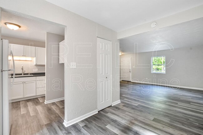 Building Photo - 1202 E Walford Dr
