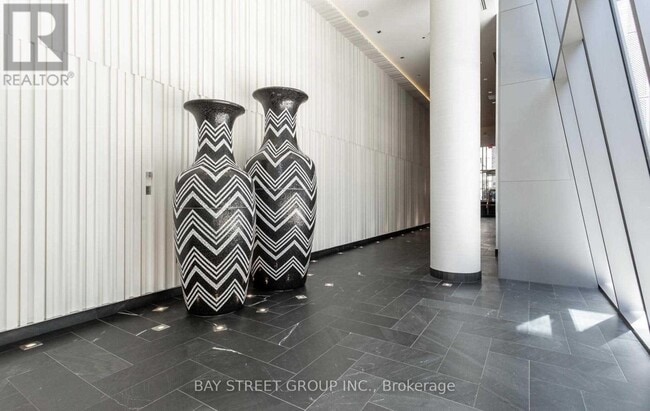 Photo du bâtiment - 42 Charles St E