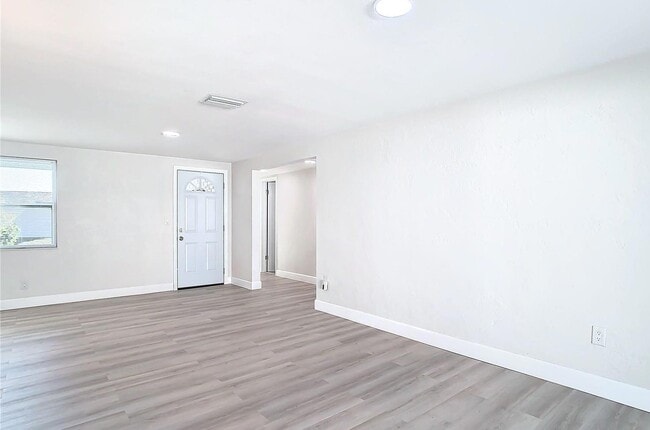 Building Photo - 3951 Glissade Dr