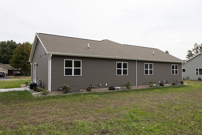 Building Photo - 5004 Crestwood Dr