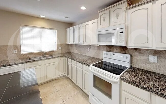 Building Photo - 823 W Iris Dr