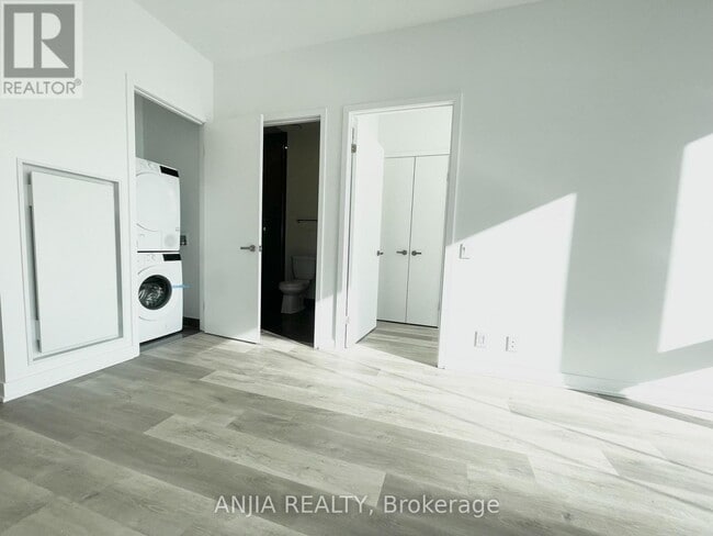 Photo du bâtiment - 88 Queen St E