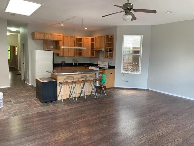 Living room/kitchen - 2746 W Chicago Ave