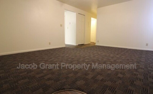 Building Photo - 1382 E Poplar St