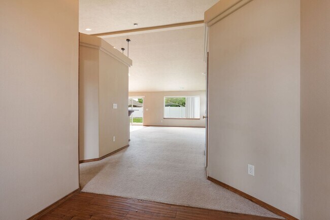 Foto del edificio - 3 Bedroom Home with a 3 Car Garage in Deer...