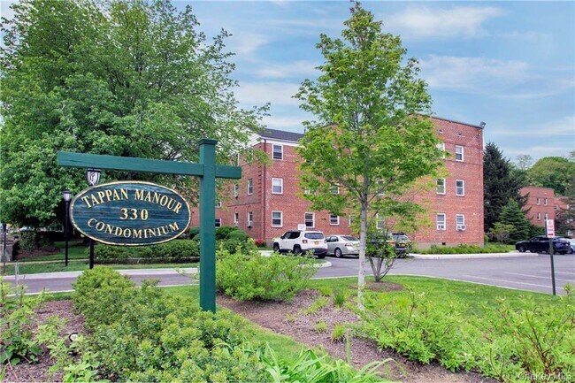 Foto del edificio - 330 S Broadway