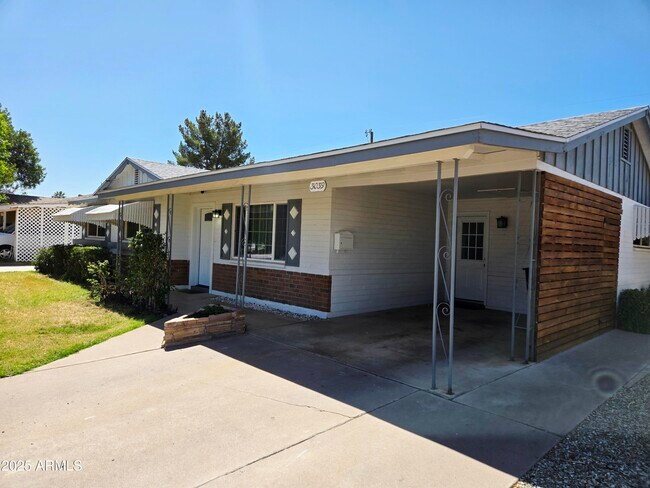 Building Photo - 3039 W Bloomfield Rd