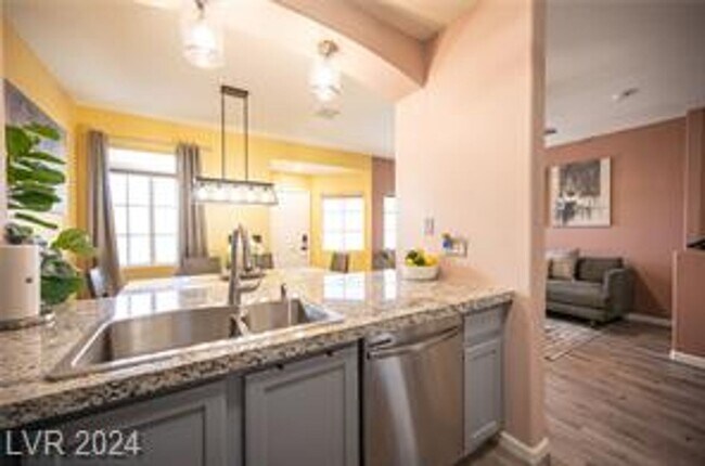 Foto del edificio - Gorgeous 3 Bedroom Remodeled Near Summerlin