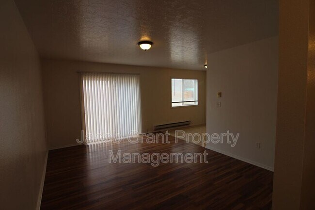 Building Photo - 385 Golden St