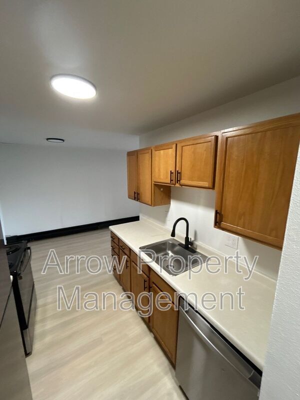 Building Photo - 215 E Arbor Ave