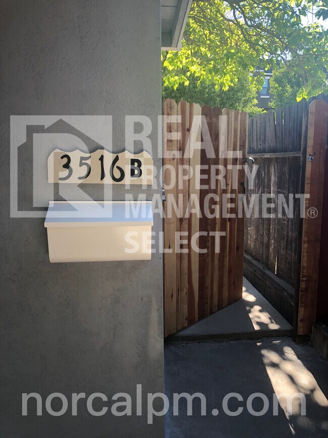Building Photo - Beautiful fully updated 2 bed 1 bath duple...