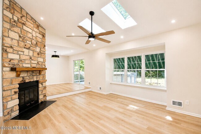 Building Photo - 99 Oak Ln