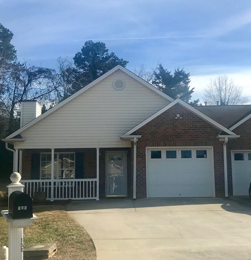 Foto principal - 130 Wellsboro Ct