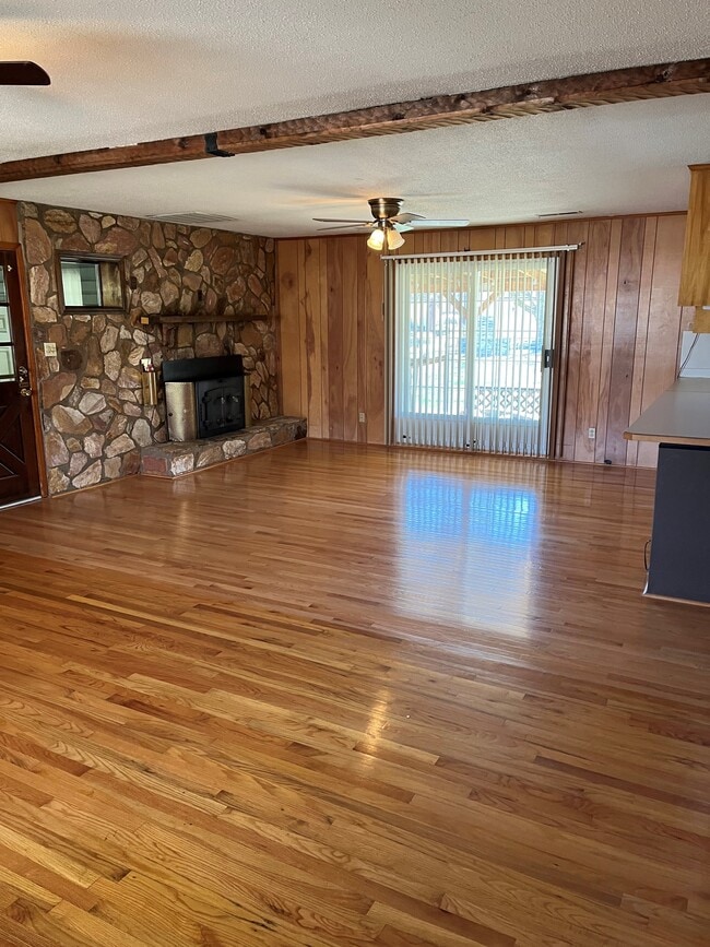 Foto del edificio - 2370 Old Field Rd