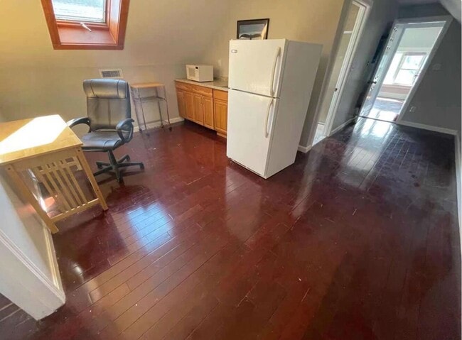 Foto del edificio - Gorgeous 4 Bed 2 Full bath in the HEART of Brighton Center with parking included