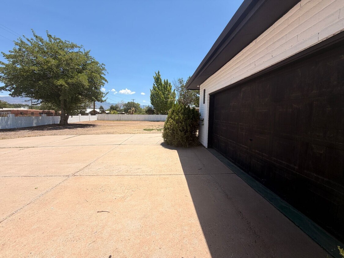 Foto del edificio - Beautifully Remodeled 4 Bedroom Home with Spacious Front Yard!