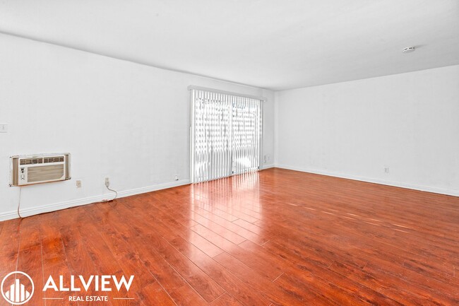 Foto del edificio - 2 Bed, 1.5 Bath Townhome Available NOW in ...