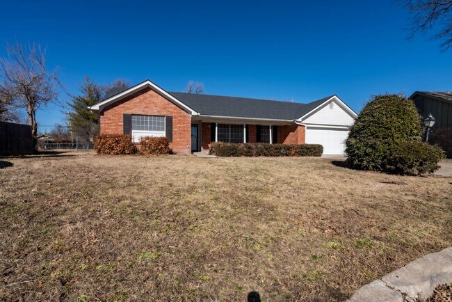 Building Photo - 4 Bedroom Home Available For Immediate Mov...
