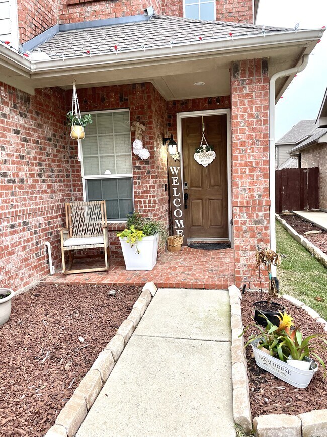 Building Photo - 15920 Alvarado Dr