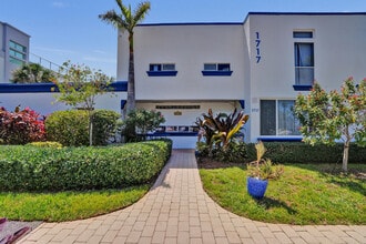 Building Photo - 1717 N Riverside Dr