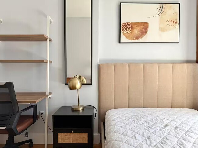 Building Photo - Prime Bushwick Room, HDTV, 15 min to Manhattan #756