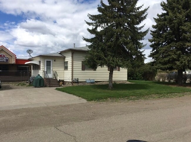 Building Photo - Spacious 2-Bedroom Home with Garage