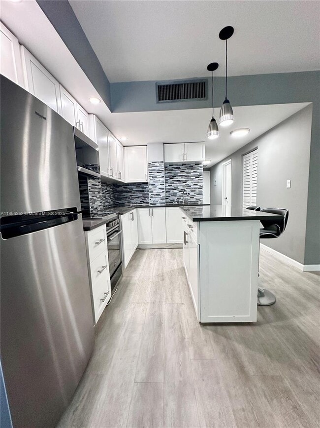 Building Photo - 999 Brickell Bay Dr