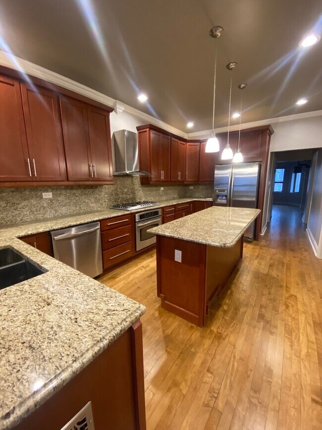 Foto del edificio - 2825 N Hamlin Ave