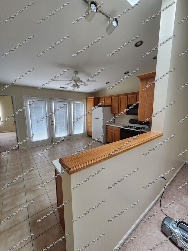 Building Photo - Three Bedroom Duplex