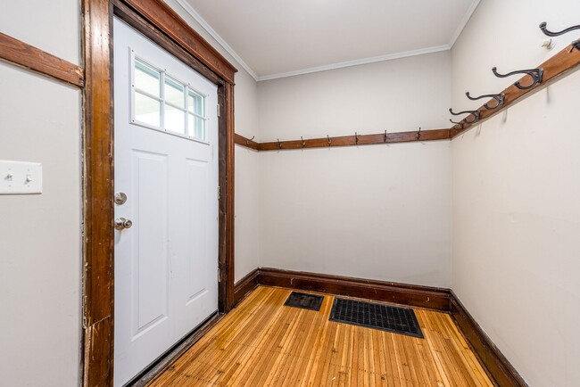 Building Photo - Park Ave 5 Bed 2 Bath Off Street Parking F...