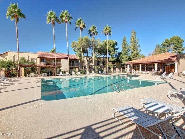 Foto del edificio - 8649 E Royal Palm Rd