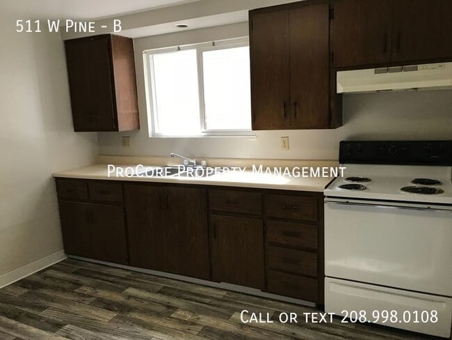 Building Photo - Lower Unit...2 bedroom, 1 bath.