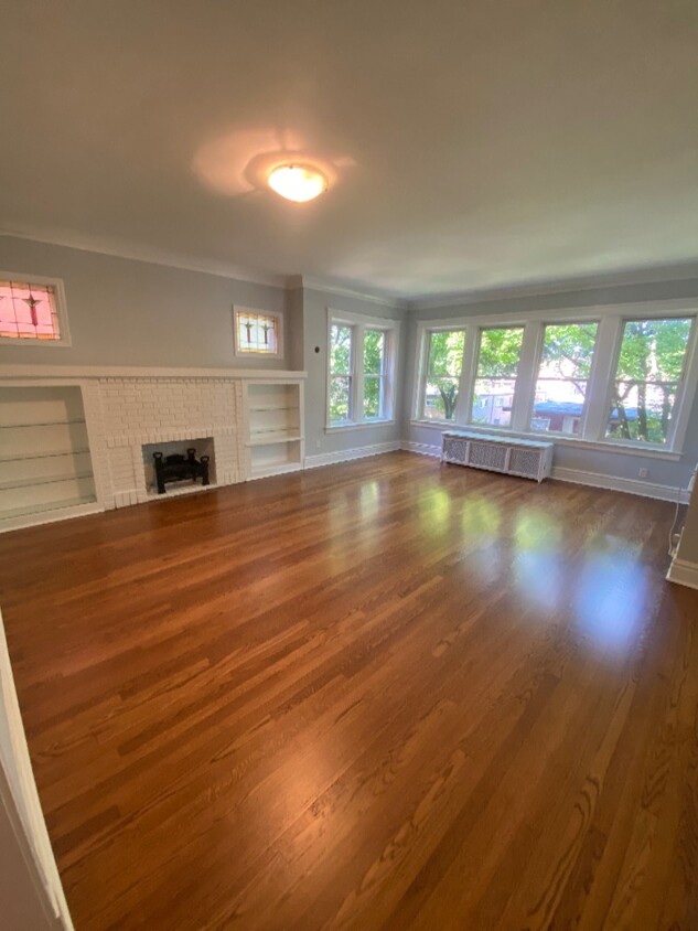 Living room South - 7251 N Claremont Ave