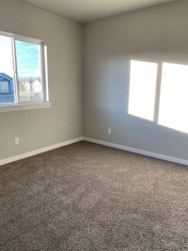 Building Photo - Single Level 4 Bedroom 2 Bathroom Home in Nampa