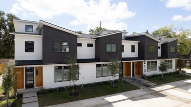 Building Photo - 213 Lynn Dr