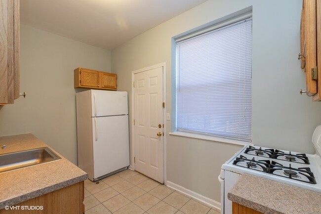 Building Photo - 3D Tour Available! 1 Bed Apartment in Bron...