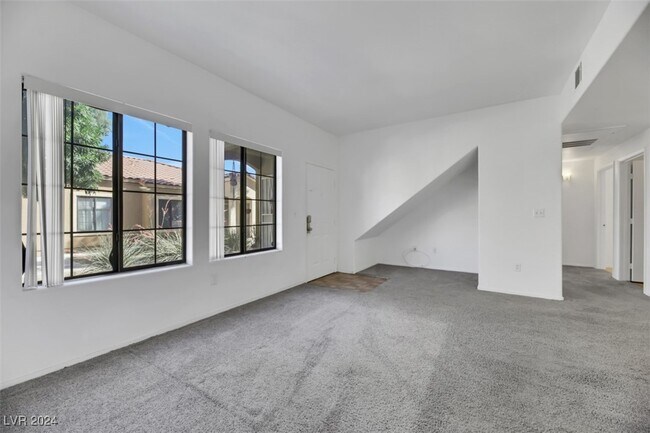 Foto del edificio - 2121 Hussium Hills St