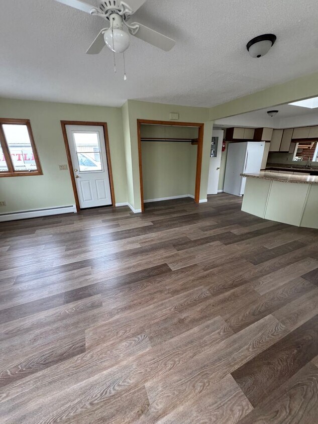 Foto principal - Spacious 3 Bedroom Home Available Now