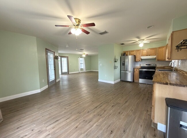 Building Photo - Large 2 Bedroom PSJ