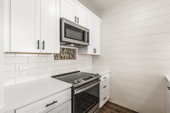 Building Photo - 1402 Courtney Place