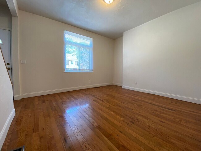 Foto del edificio - Spacious Four Bedroom in Squirrel Hill! Close to CMU! Ample Natural Light! Call Today!