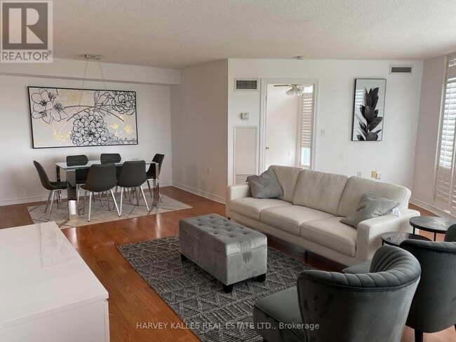 Photo du bâtiment - 3830-3830 Bathurst St