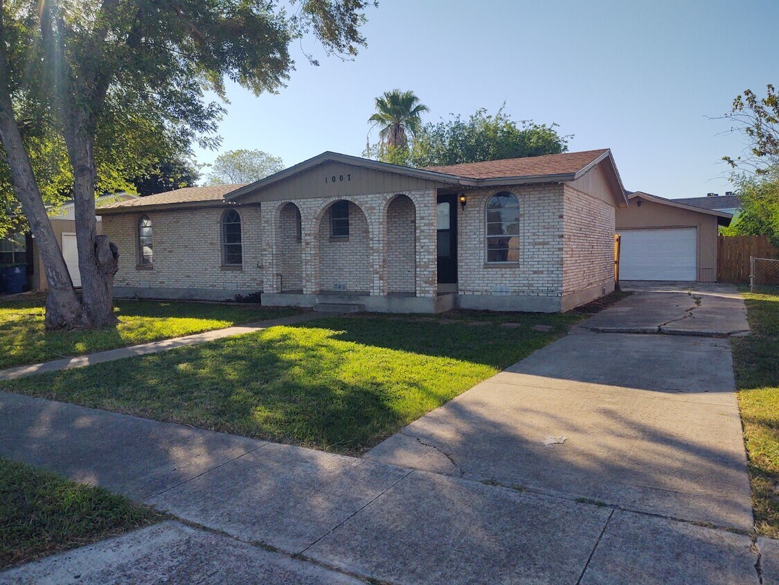 Primary Photo - 1007 Northcliff Dr