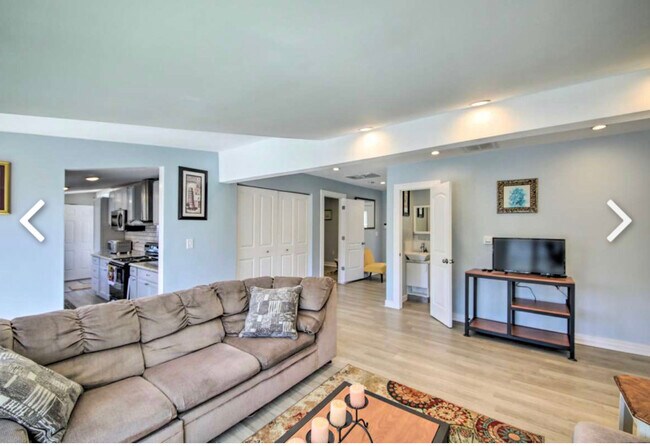 Hampton_living room, kitchen, laundry and 1/2 bath - 2971 S River Rd