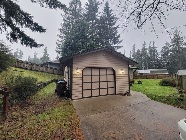Building Photo - Quaint Port Orchard Home Available Now!
