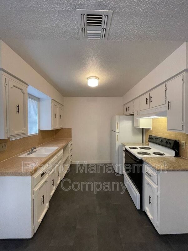 Building Photo - 1022 W Clinton Ave