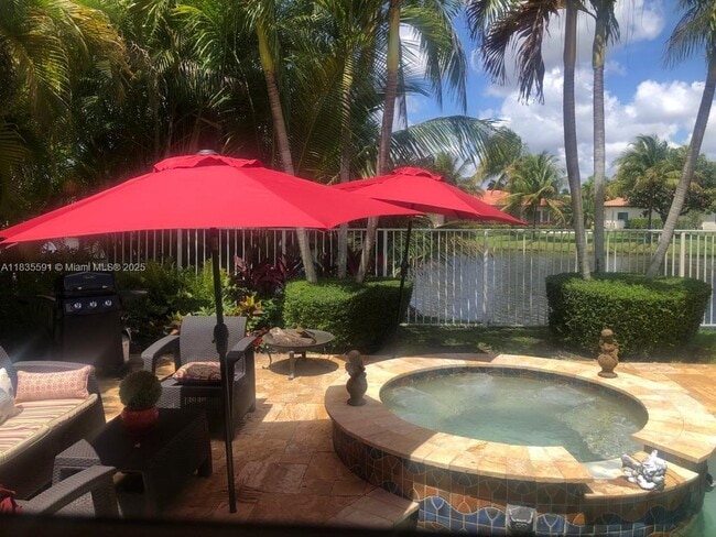 Building Photo - 16621 Royal Poinciana Dr
