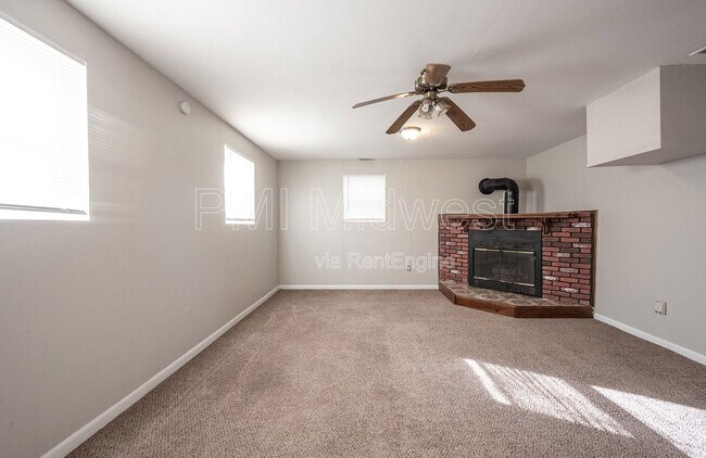 Foto del edificio - 8830 E 35th St