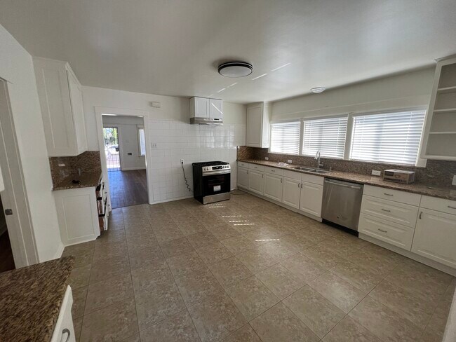 Spacious kitchen - 1025 S Mesa St